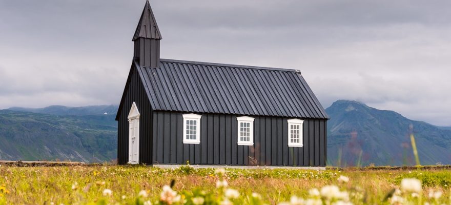 Photo de l'église noire de la péninsule de Snaefellsnes à Budir