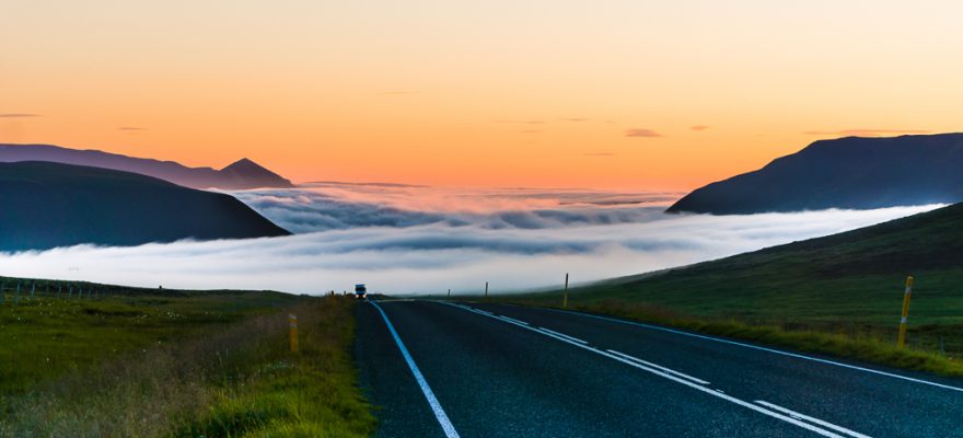 Nuage sur une route en Islande