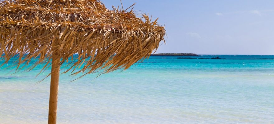 Photo d'un parasol sur la plage d'elafonisi en crète