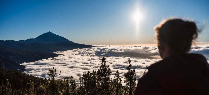 Femme face au Teide au moment du coucher de soleil