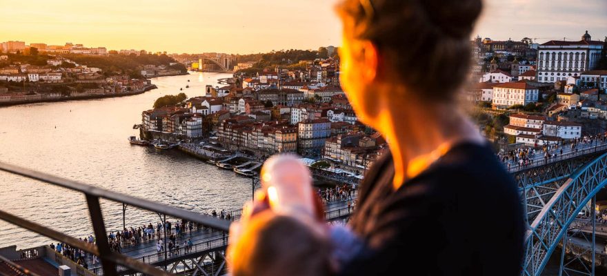 Bebe prenant son biberon a Porto