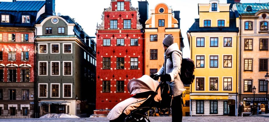 La place Gamla Stan, à Stockholm avec une poussette