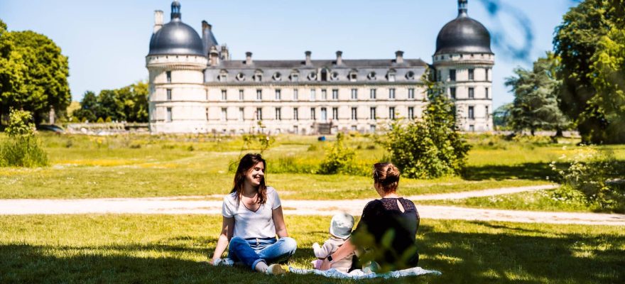 Famille devant le chateau de Valencay dans l'Indre